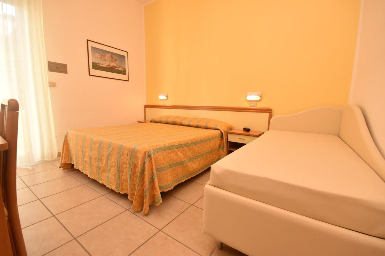 Hotel Thea Bellaria-Igea Marina Buitenkant foto