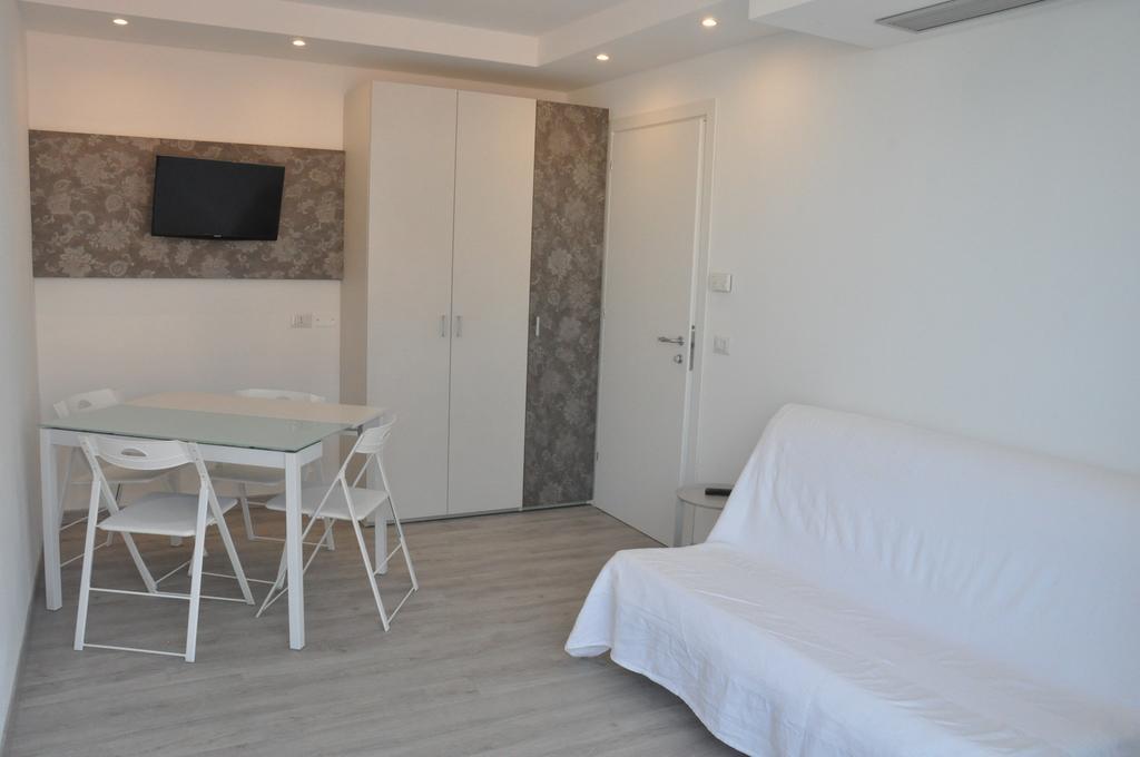 Hotel Thea Bellaria-Igea Marina Buitenkant foto
