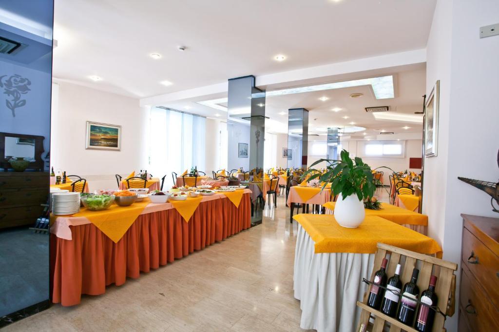 Hotel Thea Bellaria-Igea Marina Buitenkant foto